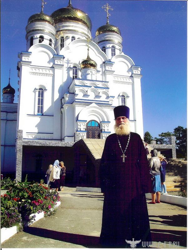Протоиерей Иоанн Монжас после литургии в Казанском соборе г. Находки, 2012 г